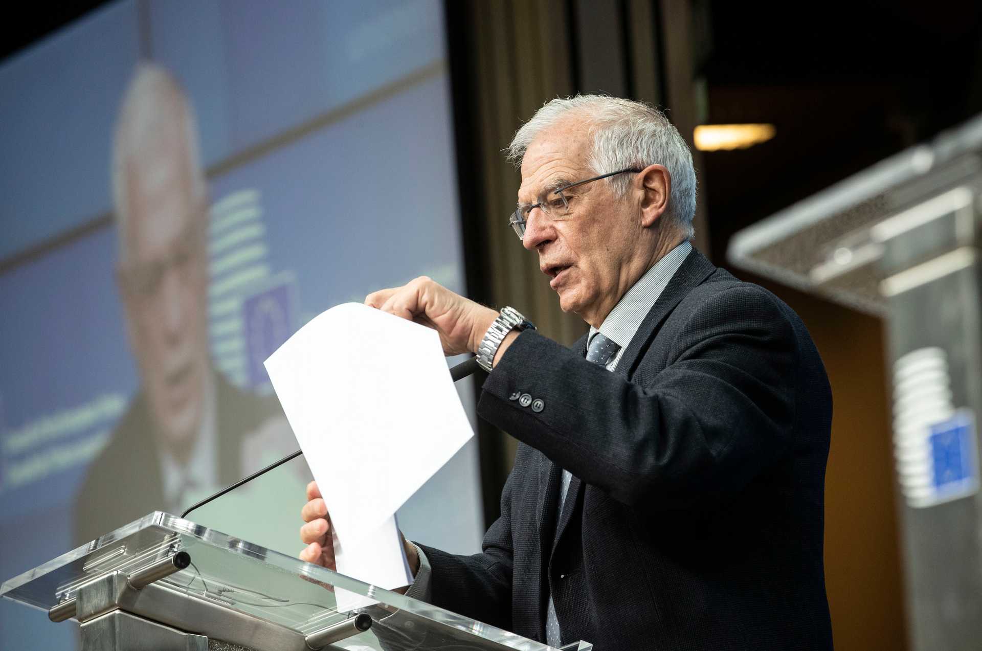 Josep Borrell Fontelles, a man with grey hair, glasses and a dark suit, seems to deliver a presentation; he holds a paper in his hand and is speaking.